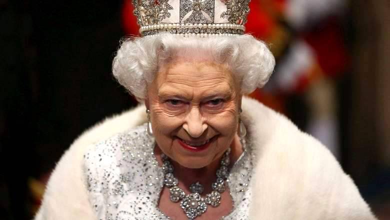 Елизавета II снимает корону