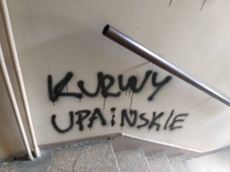 «Курвы, вон из Польши!»: в украинское общежитие кинули «коктейль Молотова»