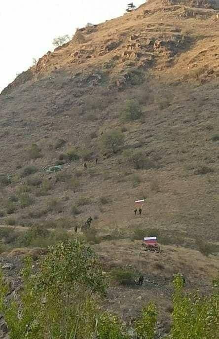 Средство от нападения: Военные с флагами РФ появились на армяно-карабахской границе