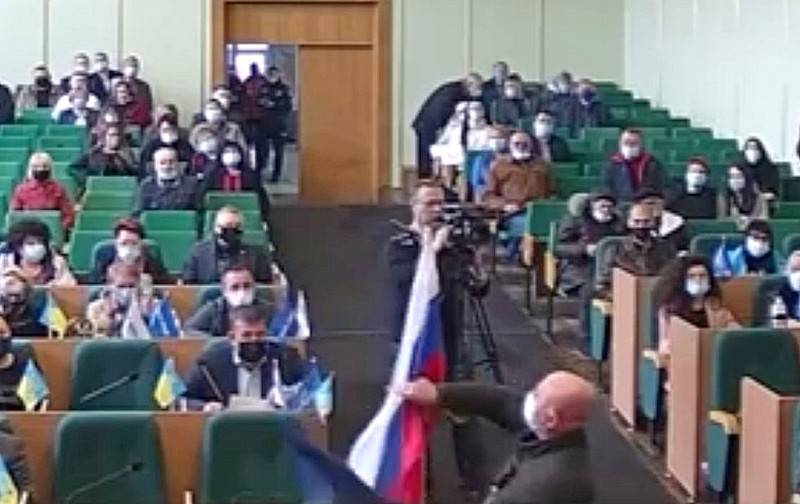 Российский флаг, внесенный на заседание горсовета Славянска, встретили аплодисментами