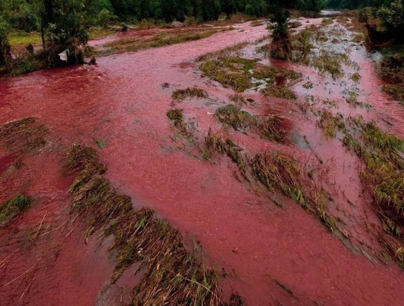 Очередные удары по Кривому Рогу: вода в реке Ингулец окрасилась в красный цвет