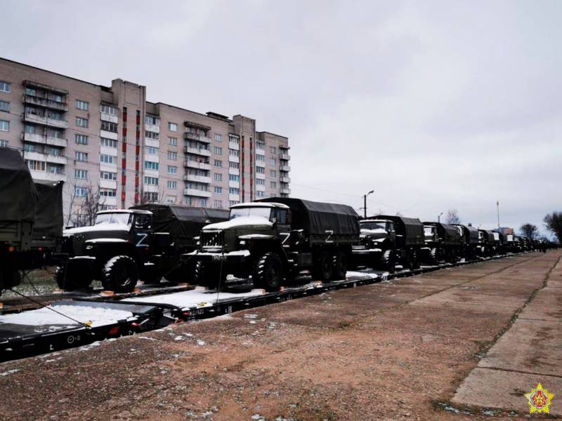 Эшелоны с российской военной техникой прибывают в Беларусь